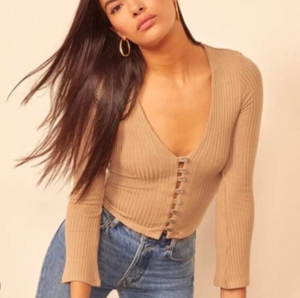 Reformation Gellar Knit Top ribbed V-Neck Long Sleeve Small In Buff quiet luxury
